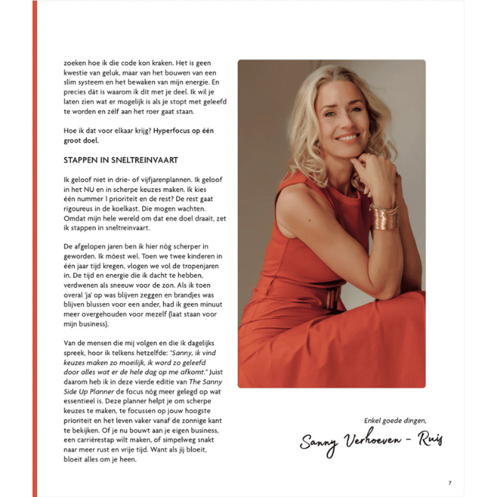 Vrouw in rode jurk met gouden armbanden, glimlachend — zelfzorg en mindful living inspiratie
