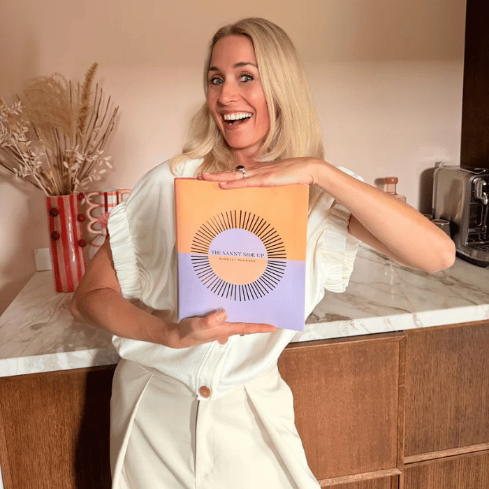 Vrouw met mindful planner voor zelfzorg en dagelijkse rust, perfect voor zen momenten en productieve dagen