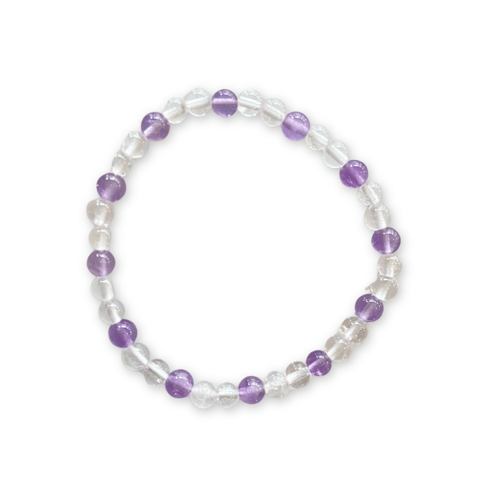 Armband van paarse amethist en transparante kristallen kralen op een witte achtergrond