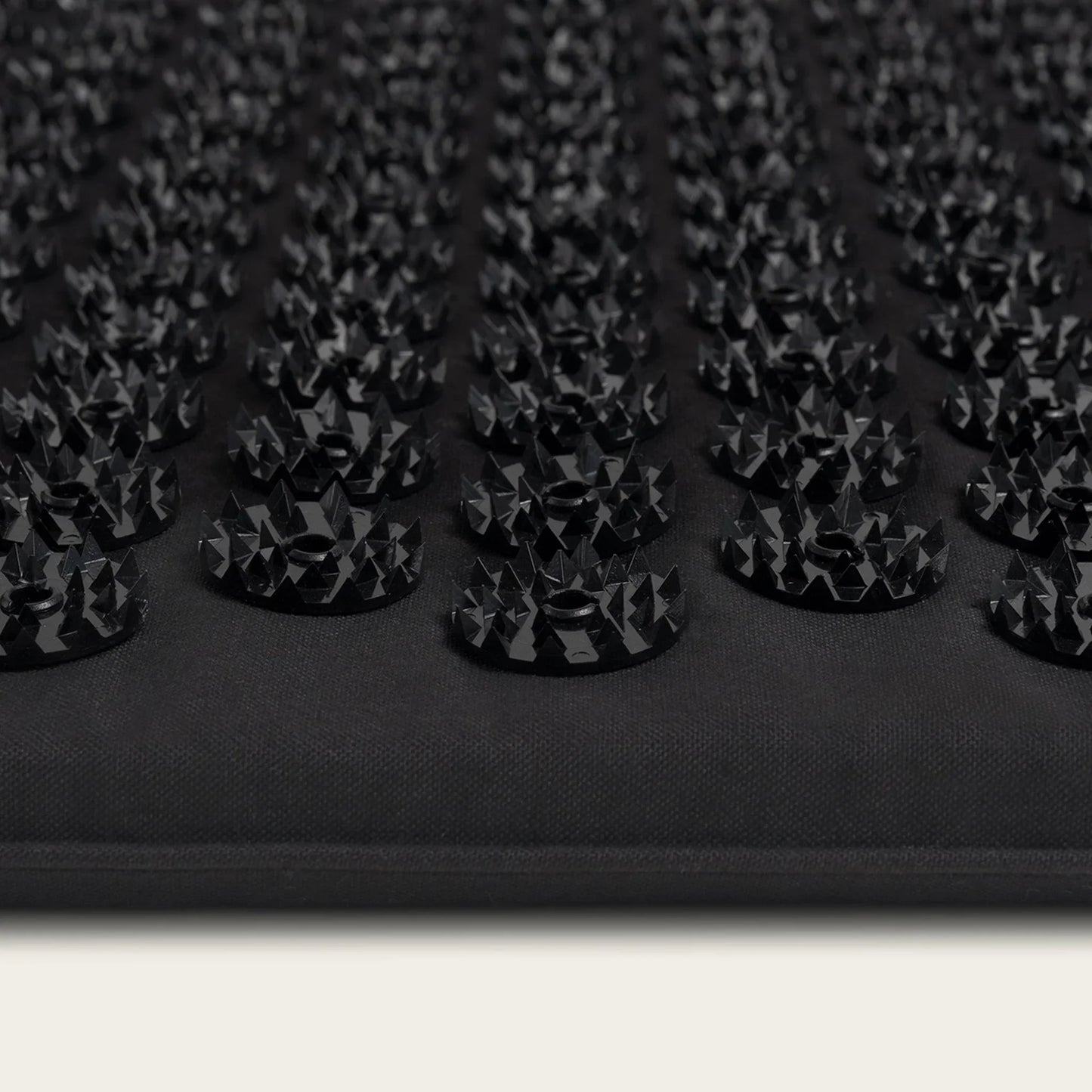 Zwarte acupressuurmat met puntige noppen voor ontspanning en zelfzorg