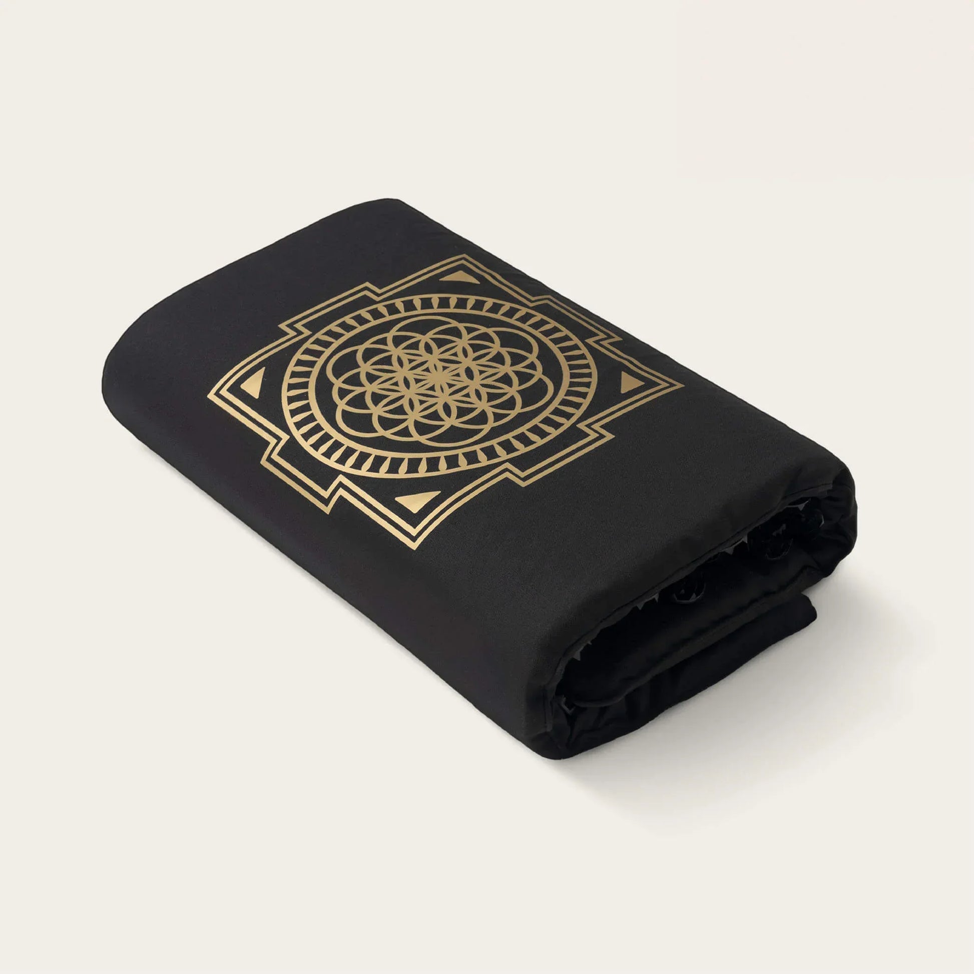 Zwarte yoga mat met gouden bloem van het leven patroon, ideaal voor meditatie en mindfulness