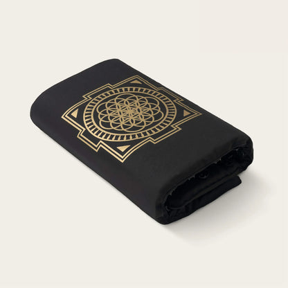 Zwarte yoga mat met gouden bloem van het leven patroon, ideaal voor meditatie en mindfulness