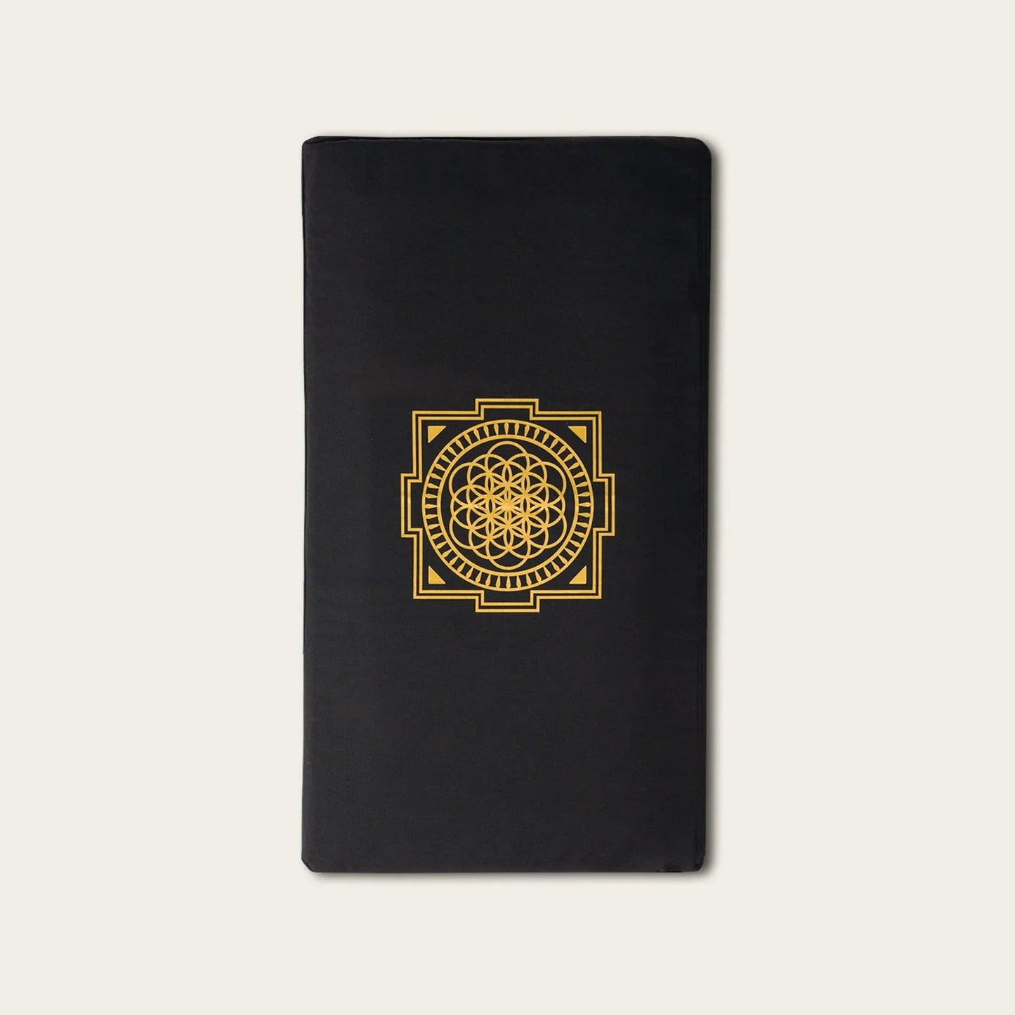 Zwarte meditatiekussen met gouden bloem van het leven patroon, ideaal voor yoga en mindfulness