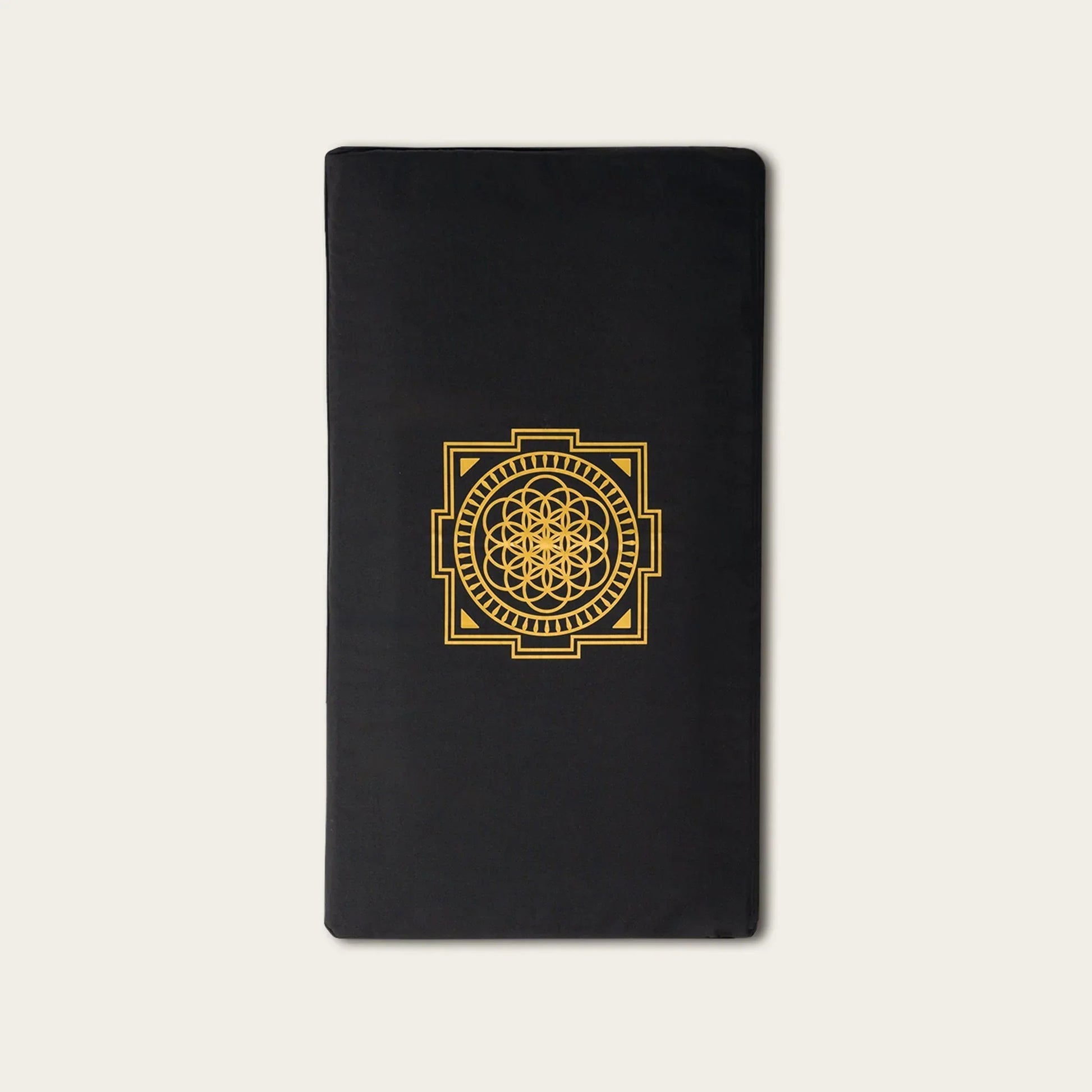 Zwarte meditatiekussen met gouden bloem van het leven patroon, ideaal voor yoga en mindfulness