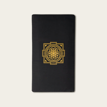 Zwarte meditatiekussen met gouden bloem van het leven patroon, ideaal voor yoga en mindfulness