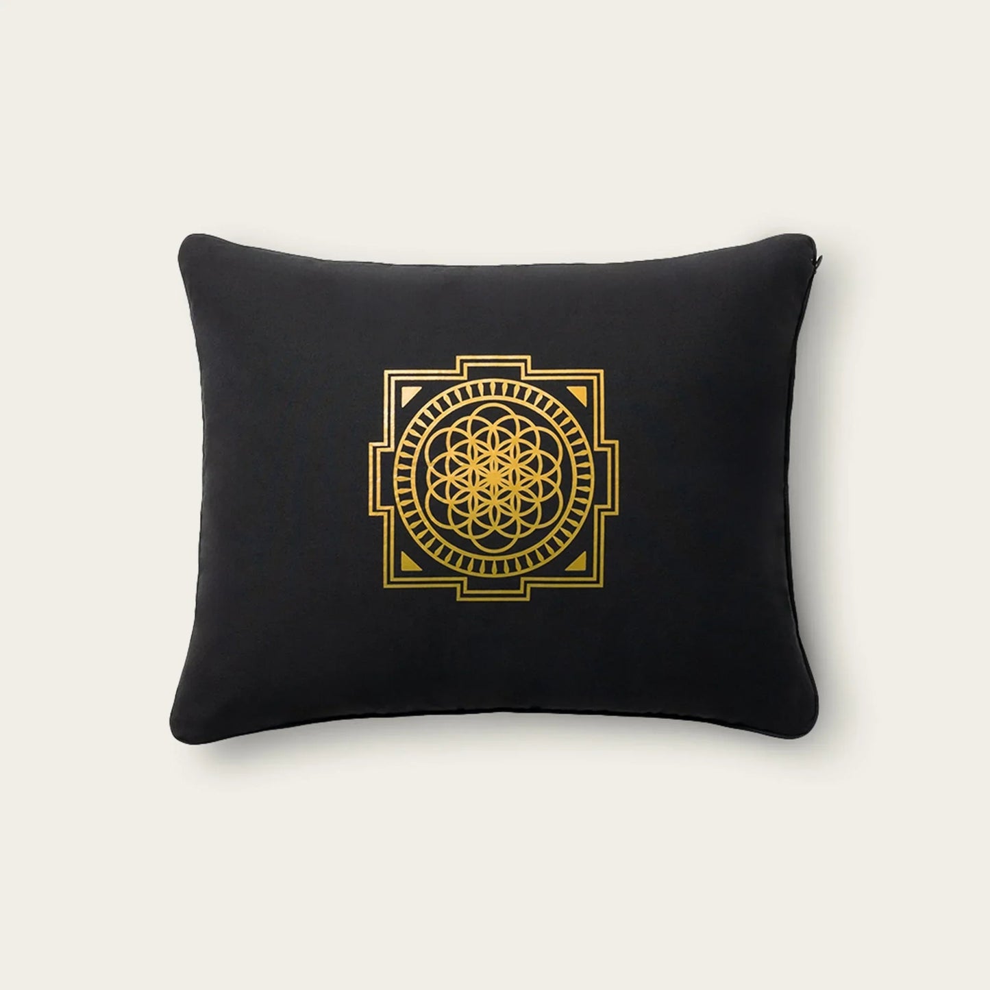 Zwarte kussen met gouden bloem van het leven symbool, ideaal voor yoga, meditatie en zen interieur.
