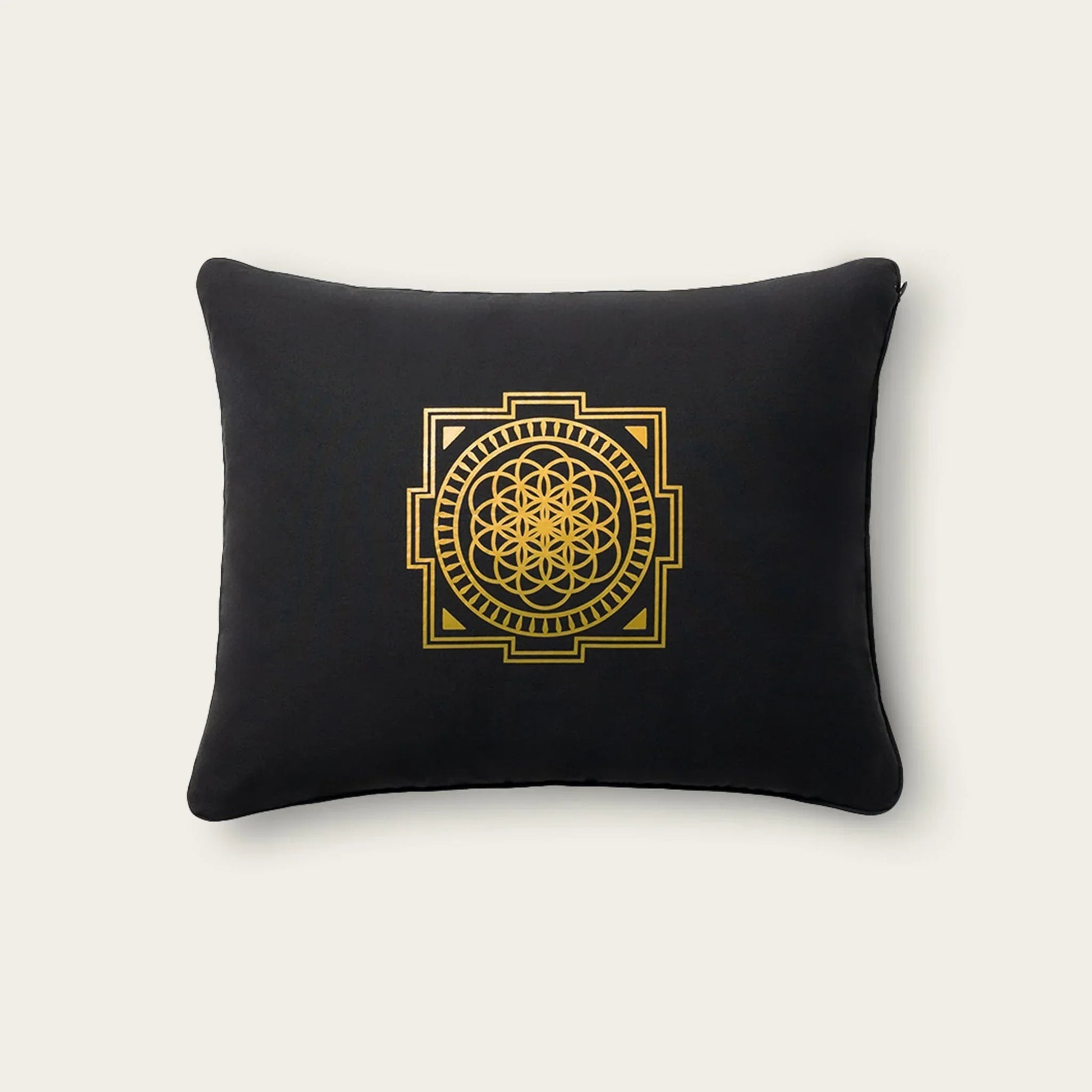 Zwarte kussen met gouden bloem van het leven symbool, ideaal voor yoga, meditatie en zen interieur.