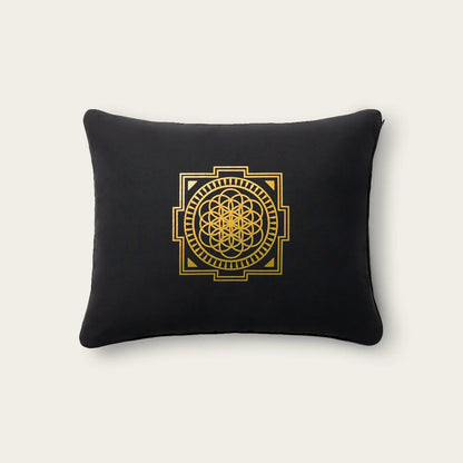 Zwarte kussen met gouden bloem van het leven symbool, ideaal voor yoga, meditatie en zen interieur.