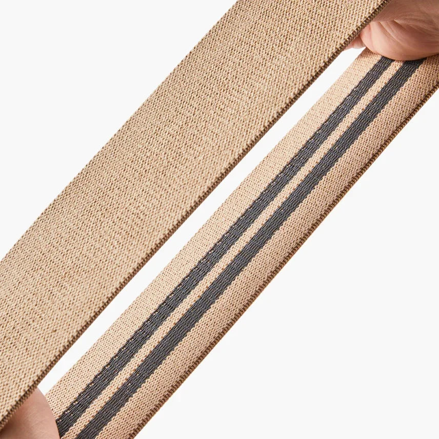 Beige yoga band met grijze strepen, ideaal voor stretching en meditatieoefeningen.