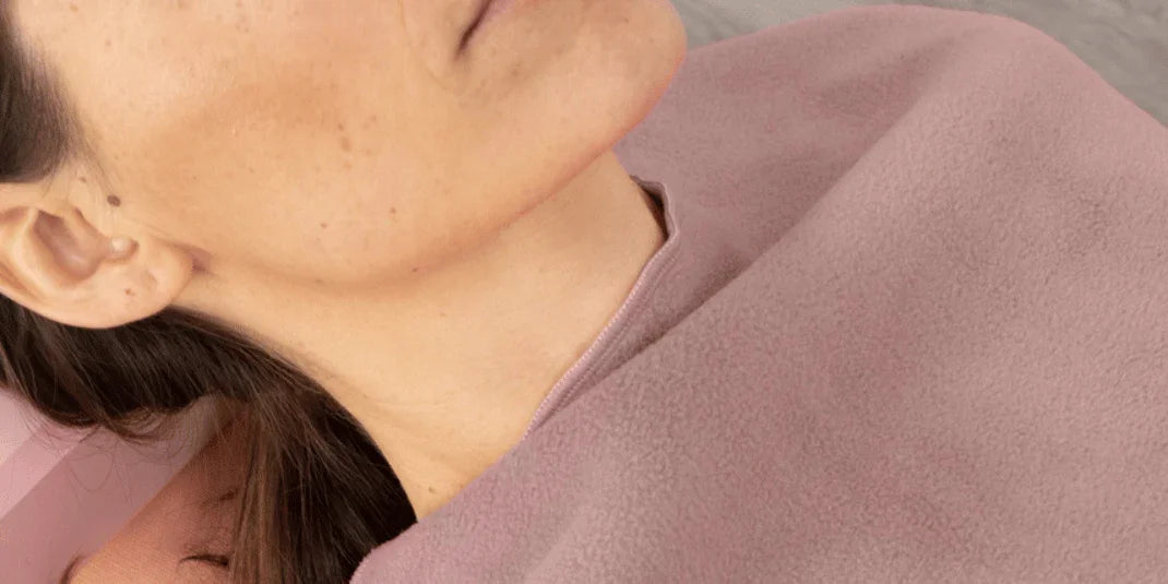 Vrouw ontspant met roze fleece deken, perfect voor selfcare en rustmomenten