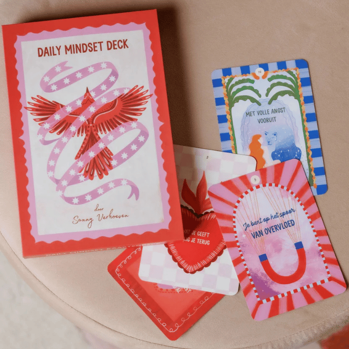Daily Mindset Deck kaarten voor mindfulness en zelfzorg, met kleurrijke illustraties en inspirerende boodschappen