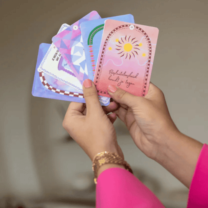 Handen houden kleurrijke zelfzorgkaarten met positieve affirmaties voor mindfulness en dagelijkse rust