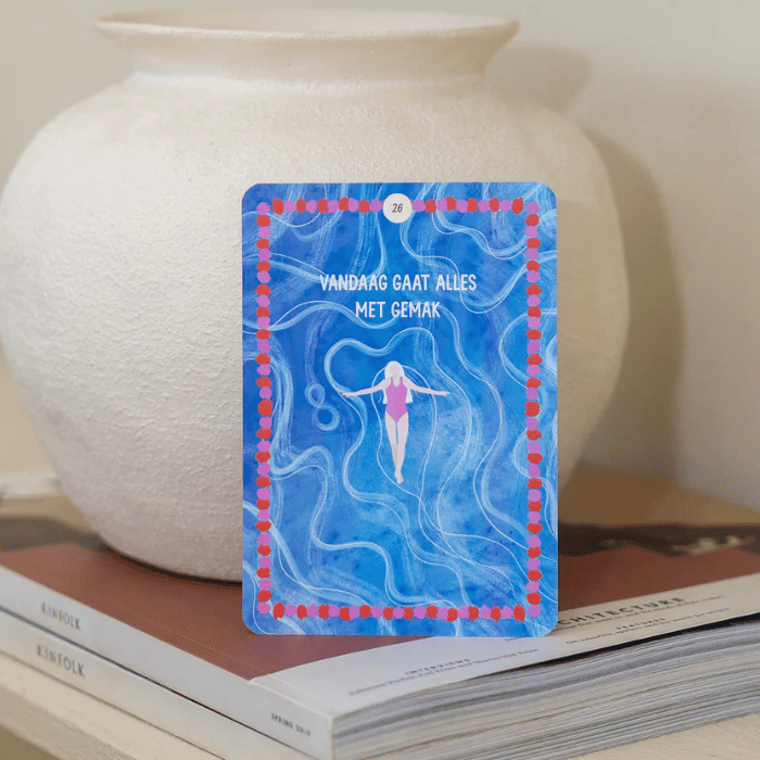 Mindfulnesskaart met tekst 'Vandaag gaat alles met gemak', blauwe achtergrond, yoga en zelfzorg thema