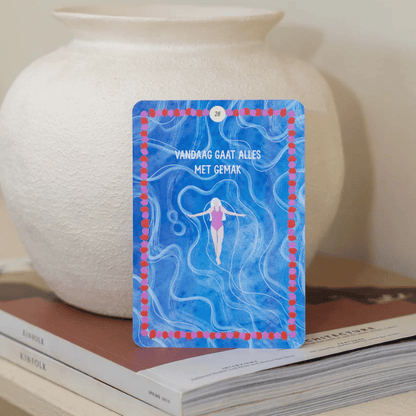 Mindfulnesskaart met tekst 'Vandaag gaat alles met gemak', blauwe achtergrond, yoga en zelfzorg thema