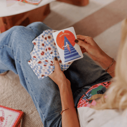 Vrouw houdt mindfulnesskaart met trap naar zon, perfect voor meditatie en zelfzorg
