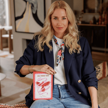 Vrouw met Daily Mindset Deck kaartspel voor zelfzorg en mindfulness, perfect voor dagelijkse reflectie en rust.